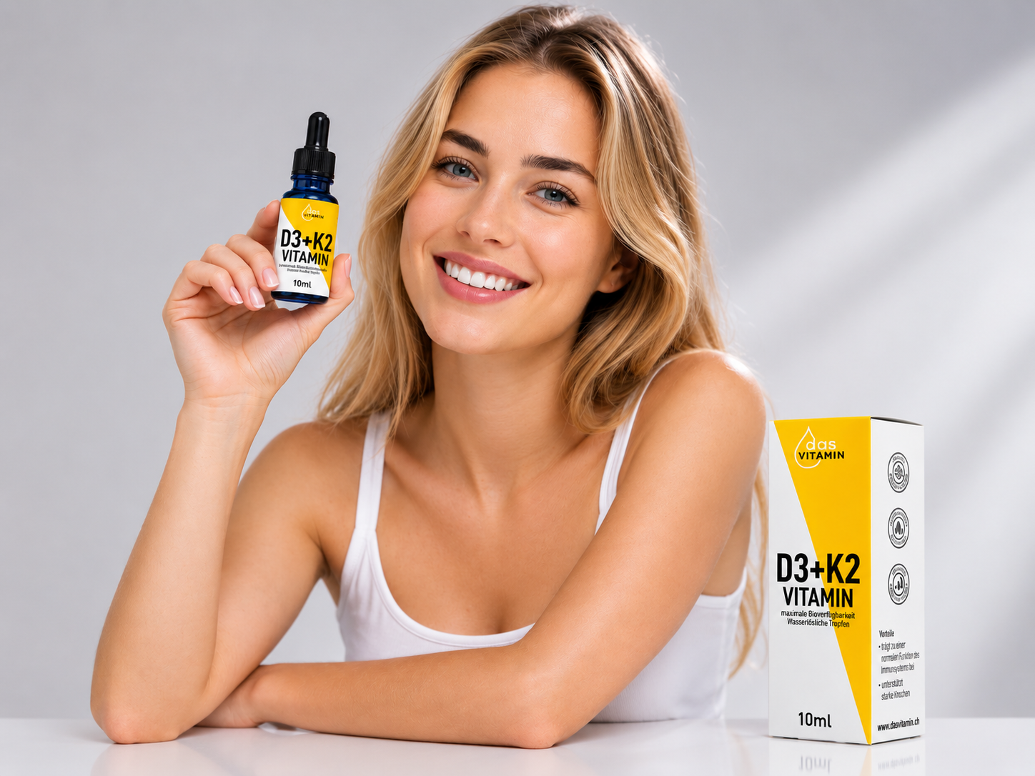 Hochwertige Vitamin D3 + K2 Tropfen von das Vitamin mit junger europäischer Frau im modernen Studio. Premium Nahrungsergänzung in 10-ml-Tropfflasche für den Schweizer Markt.